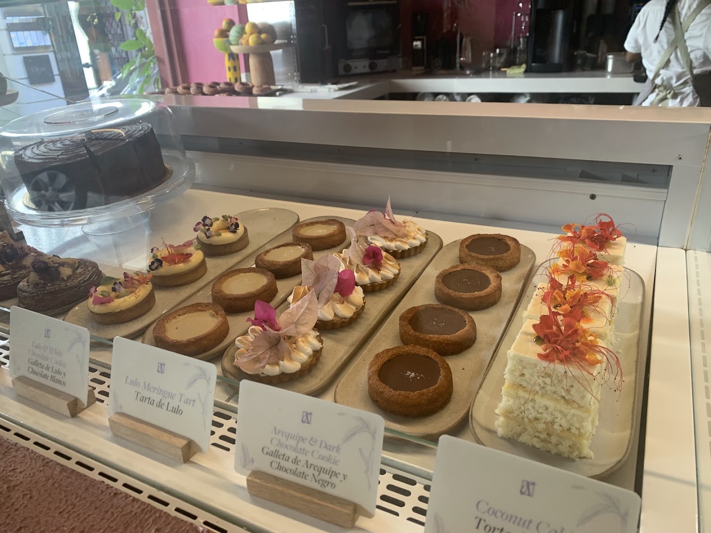 Nía Bakery: appetizing display of fresh pastries