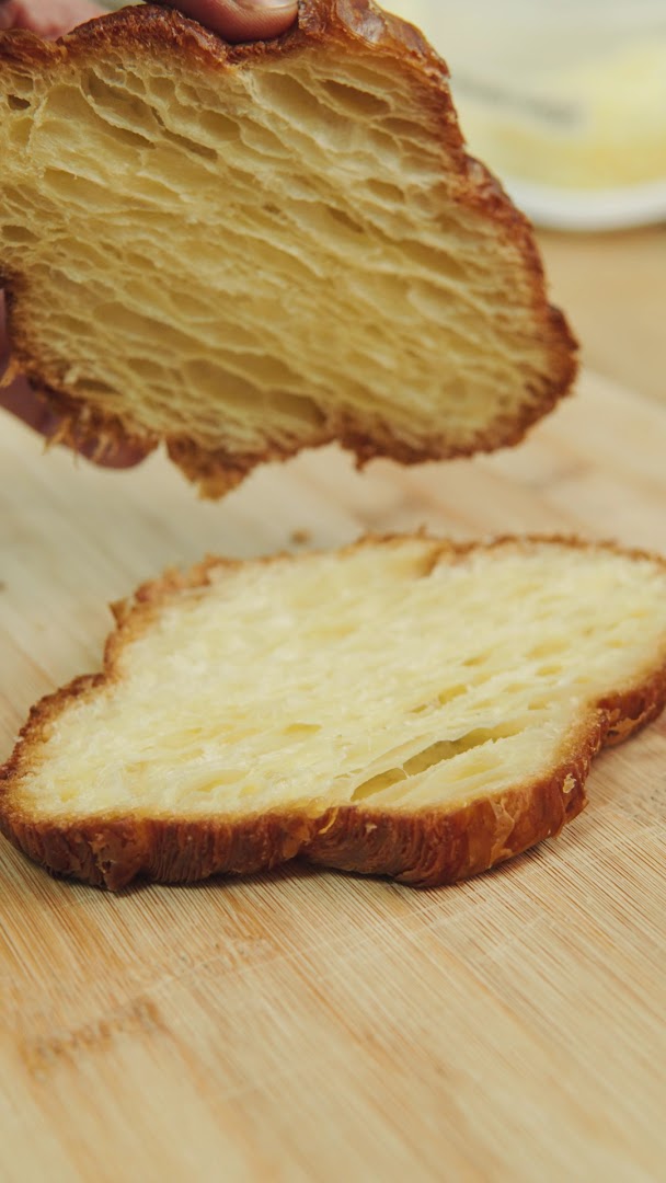Nía Bakery: appetizing close-up of fresh pastry