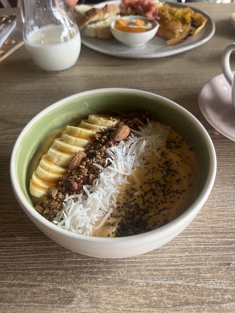 Montano: appetizing photo of breakfast bowl
