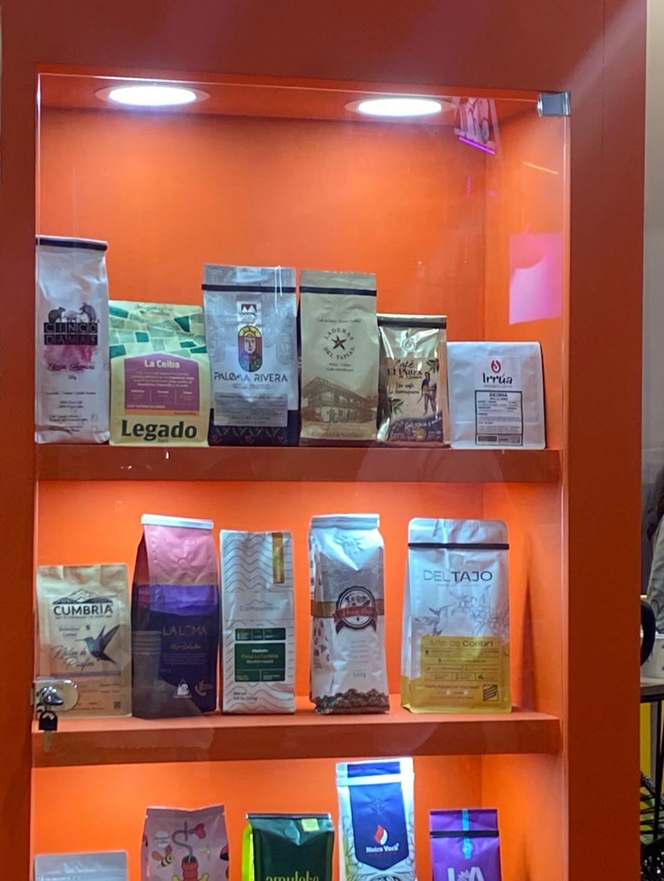 La Parra Café: clear display of coffee products