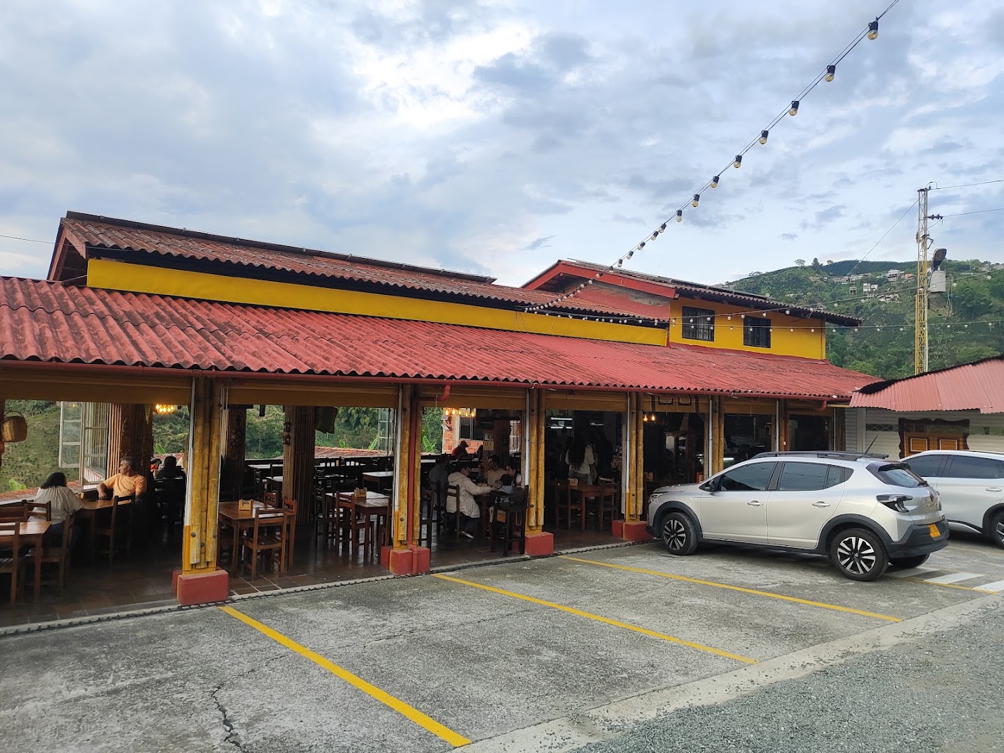 Los Arrieros: clear view of restaurant exterior