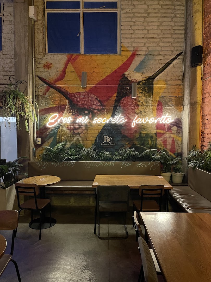 Somos Rosso: attractive interior with neon signage