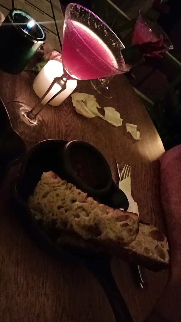 Somos Rosso: appetizing food and drink presentation