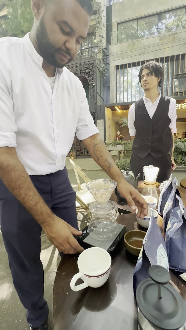 Época Café Bar: professional shot of staff preparing coffee