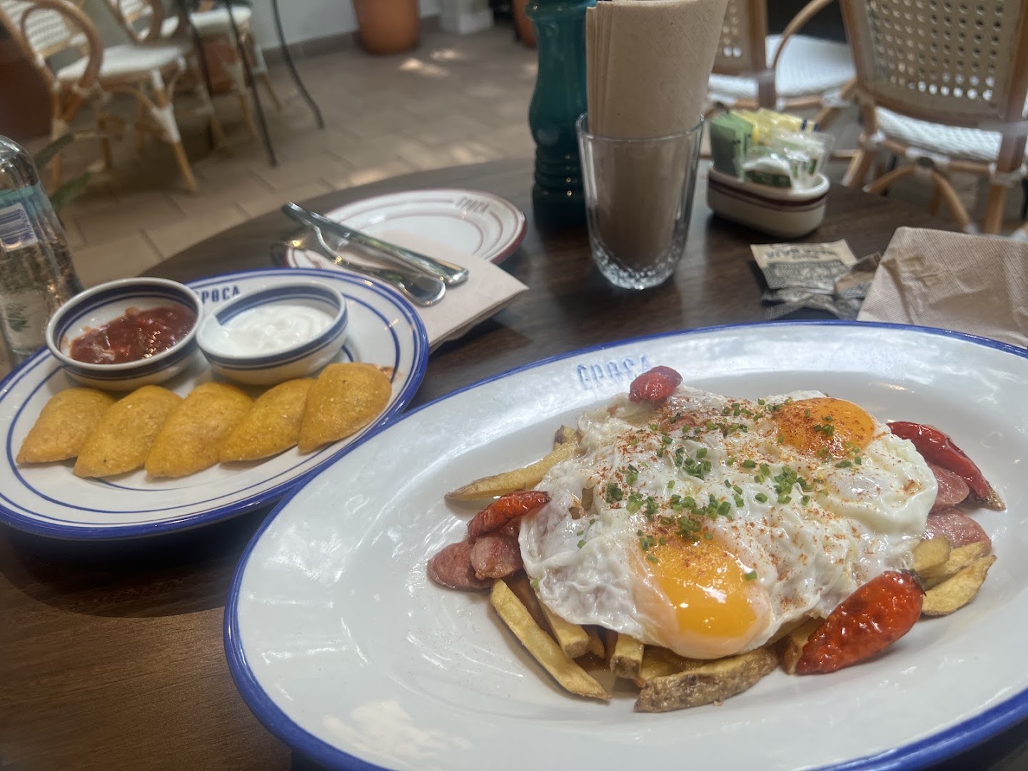 Época Café Bar: appetizing photo of served food
