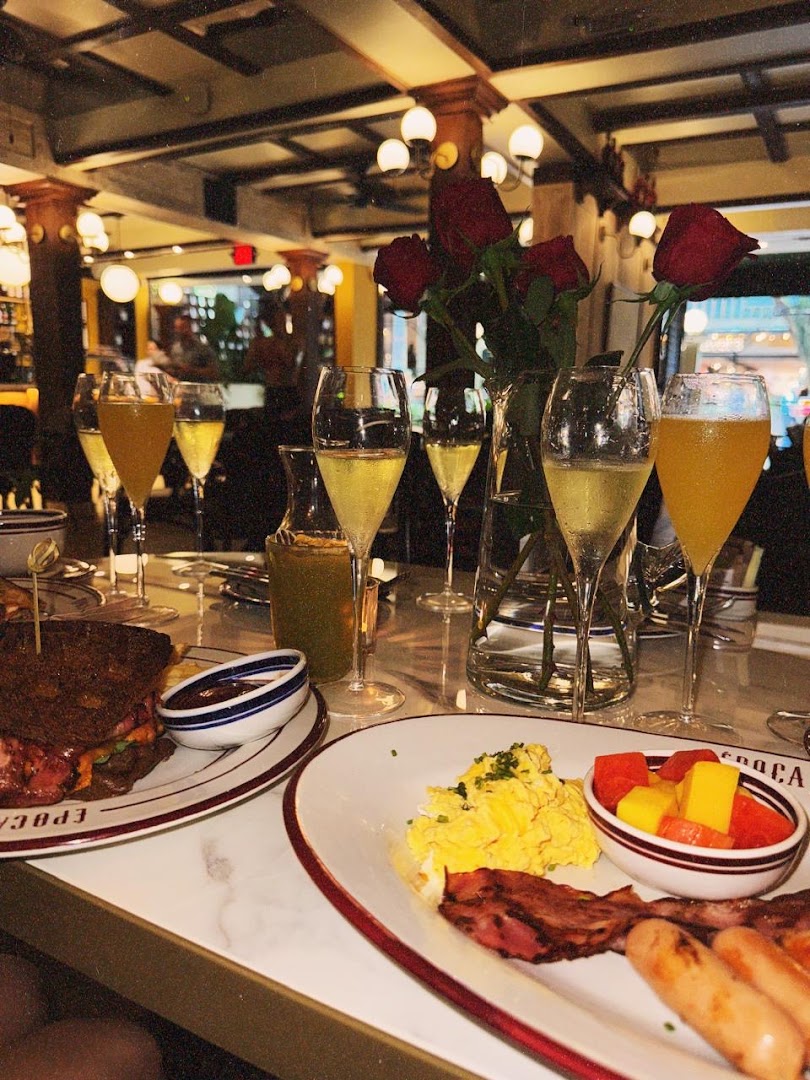 Época Café Bar: appealing food and drink presentation