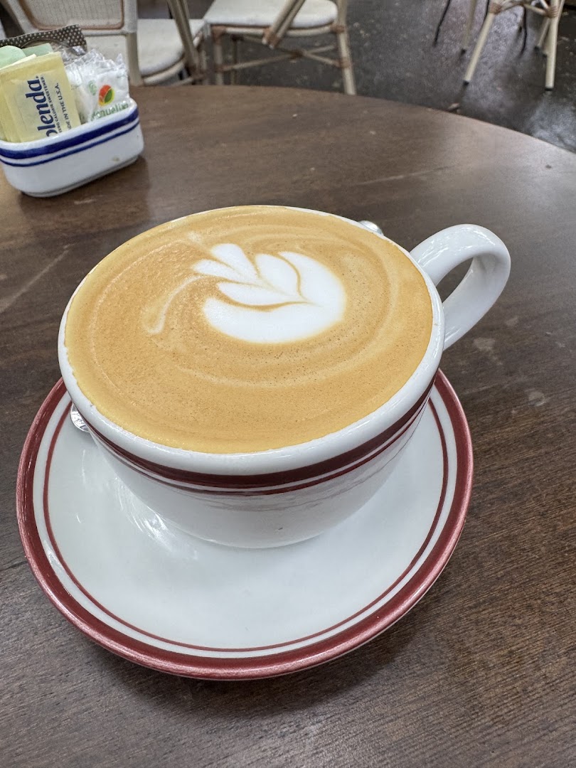 Época Café Bar: appetizing photo of coffee drink