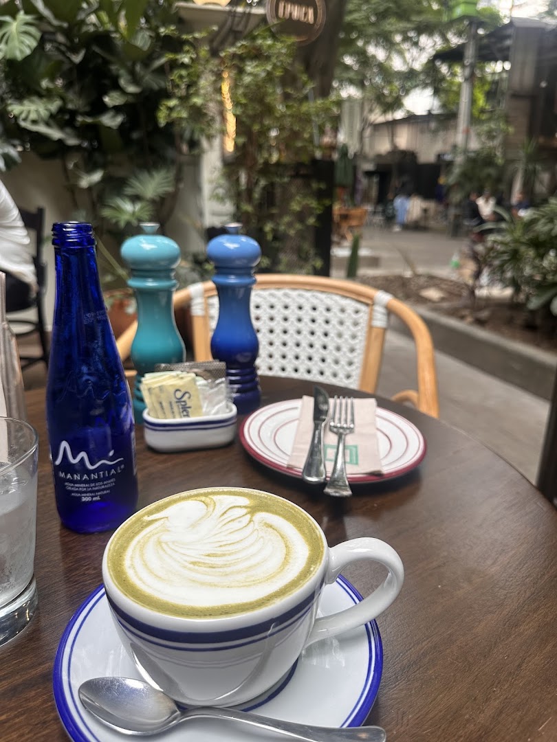 Época Café Bar: appealing shot of cafe atmosphere