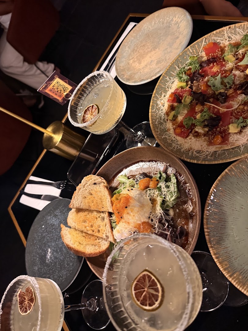 INFINITO Rooftop: appetizing food and drink presentation
