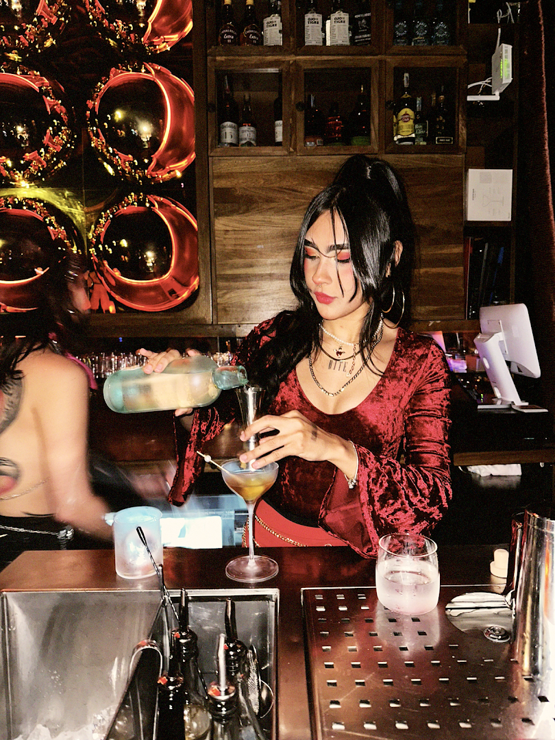 Konbini: professional shot of bartender working