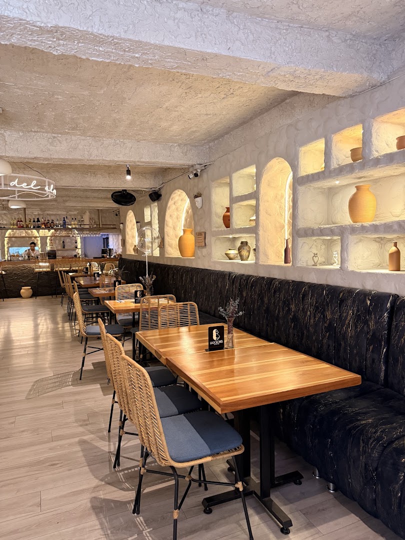 La Dolores: attractive, well-lit interior shot