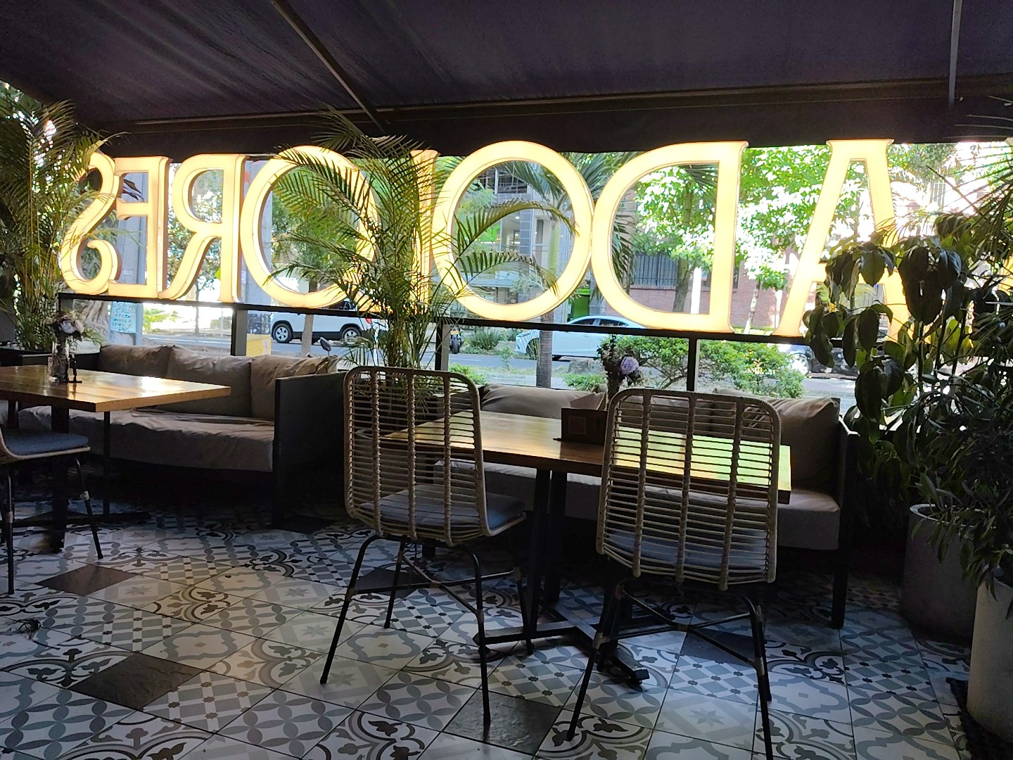 La Dolores: attractive interior and terrace atmosphere