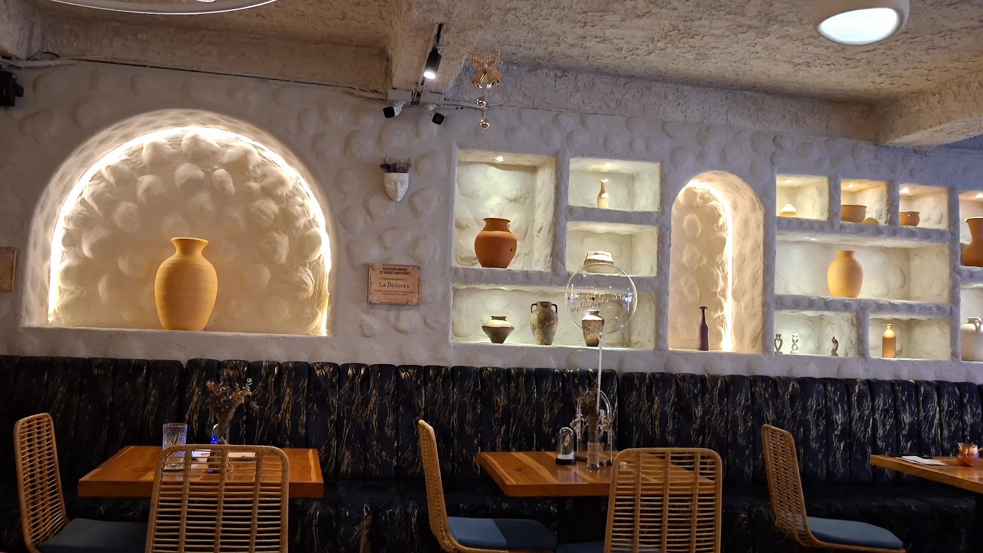La Dolores: attractive interior and atmospheric lighting