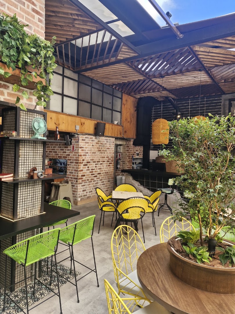 Latido Descomunal: attractive, well-lit restaurant interior