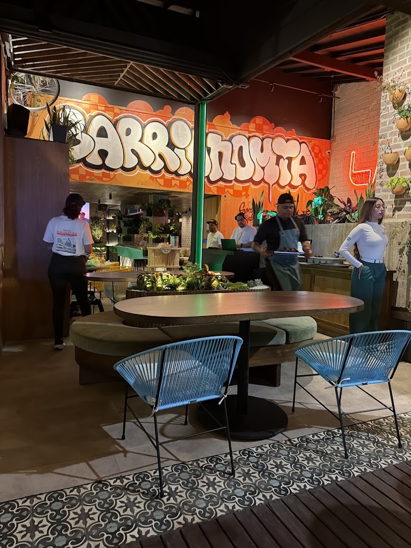 Latido Descomunal: vibrant restaurant atmosphere clearly