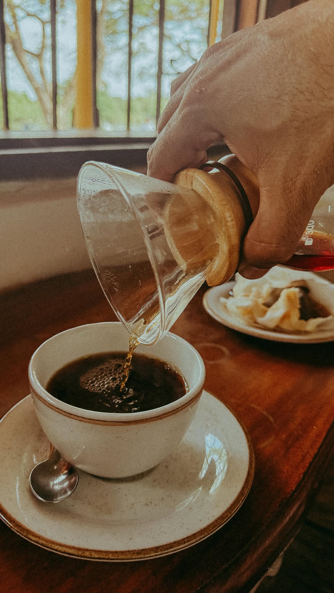 Café 1700: high quality coffee pouring shot