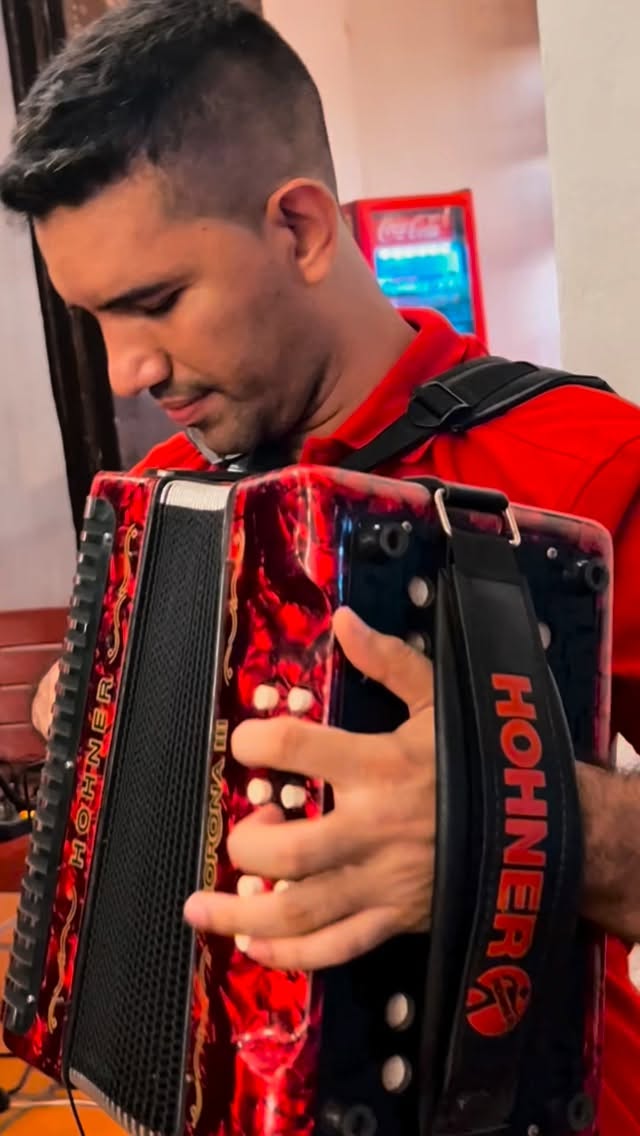 Tierra de Dios: musician performing at the venue