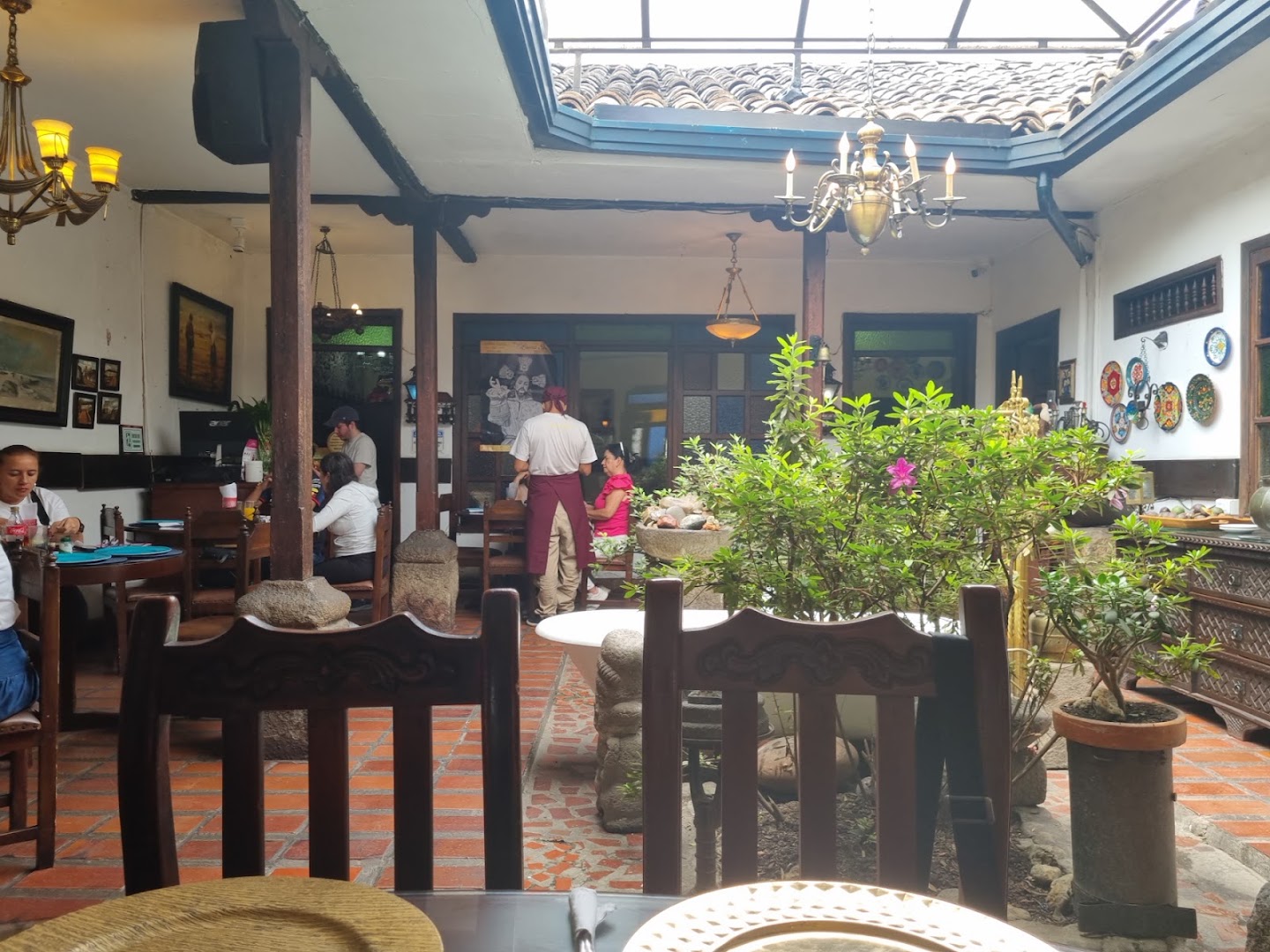 Carpe Diem: inviting restaurant interior atmosphere