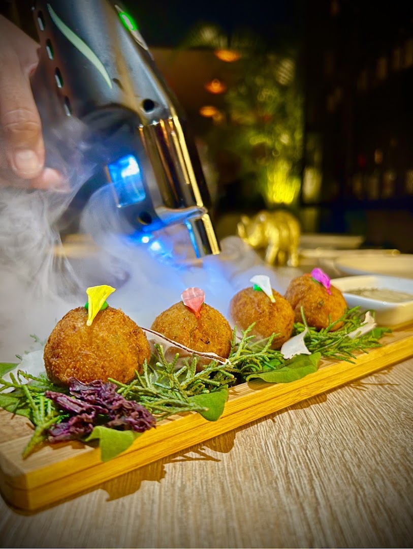 Oveja Restaurante: high quality food preparation shot