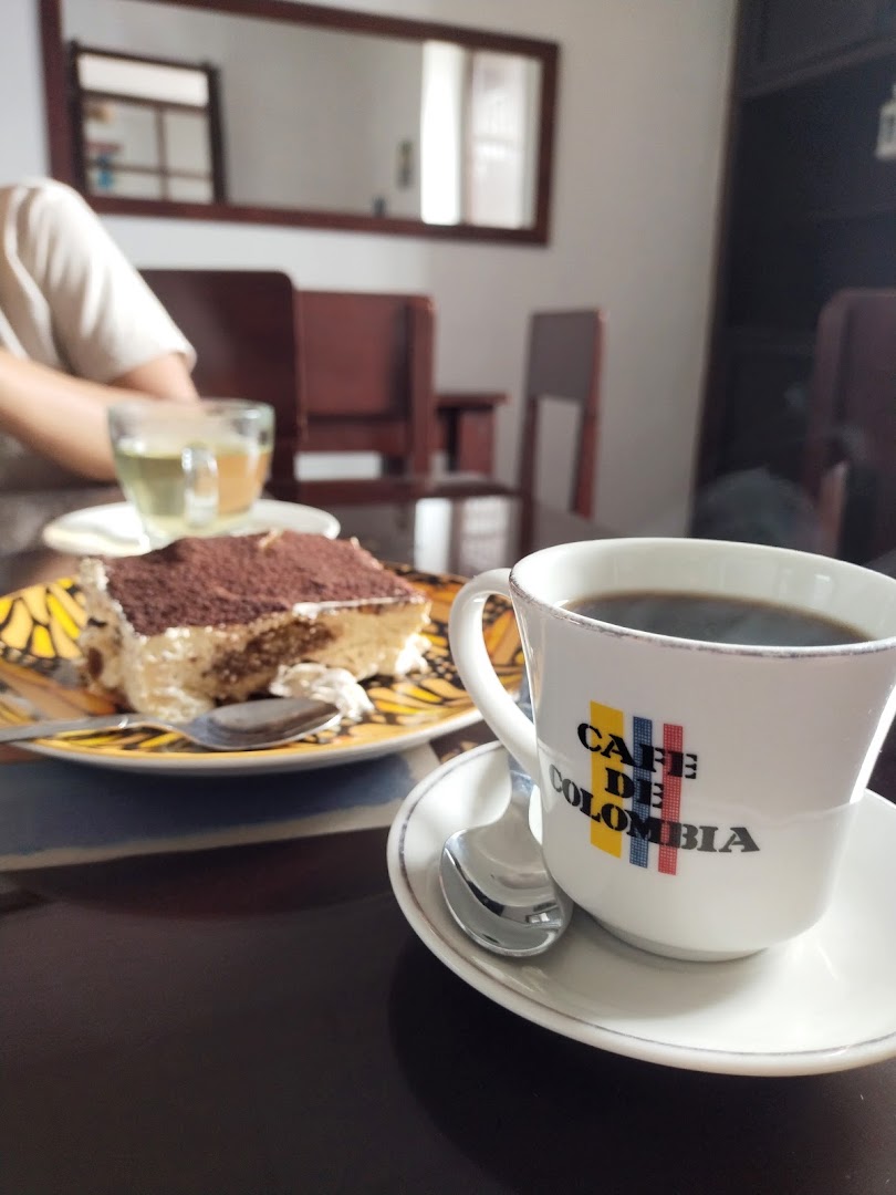Restaurante Carmina: appetizing food and drink presentation