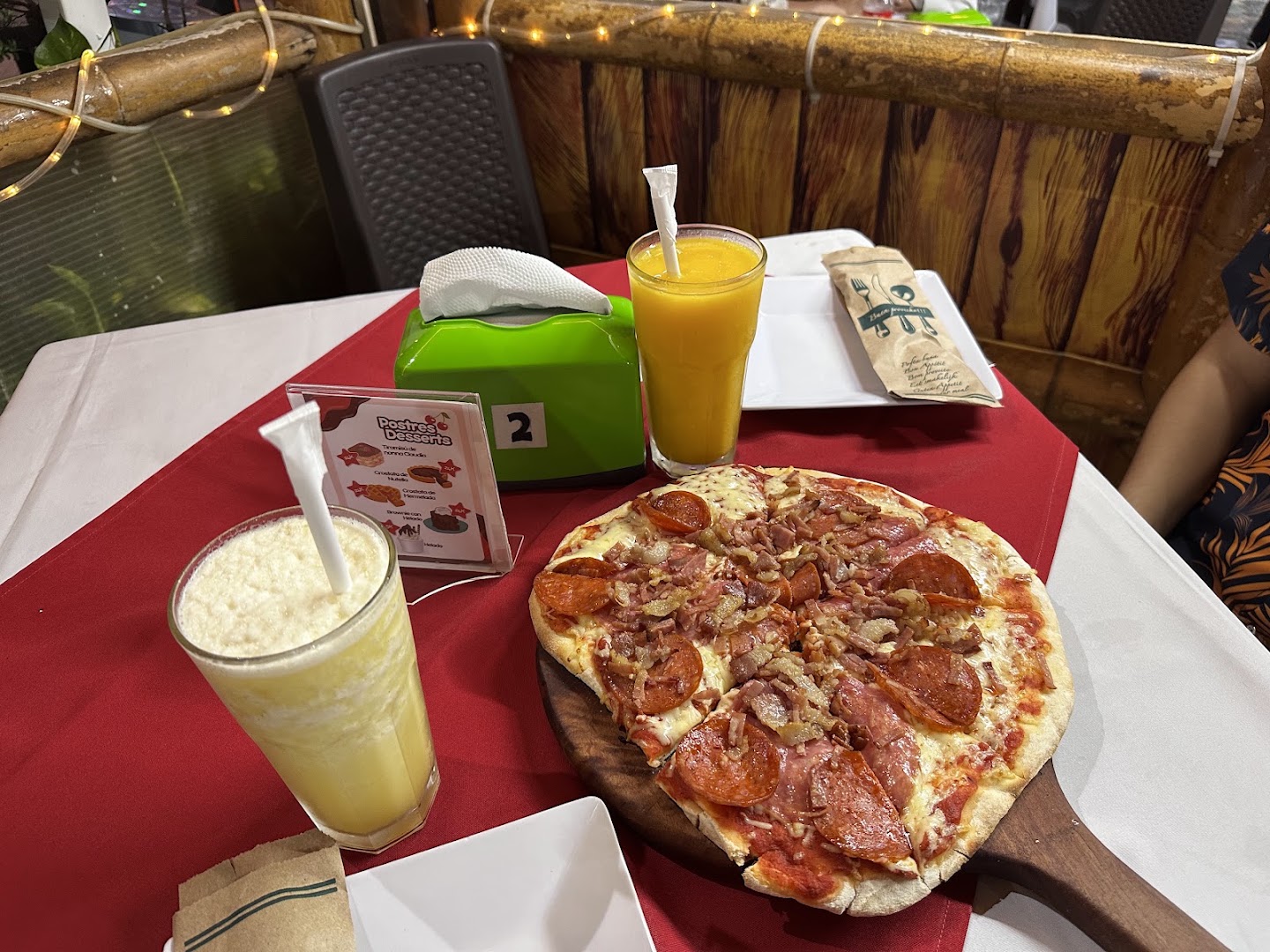 La Pizzetta Florio: appetizing food and drink presentation