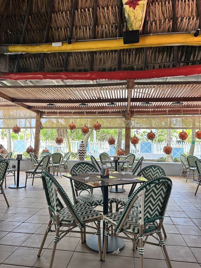 The Islander: inviting and clear restaurant atmosphere