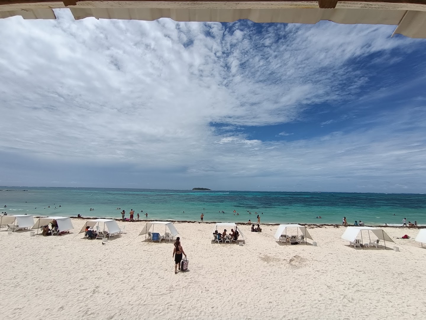 The Islander: restaurant's beach terrace atmosphere