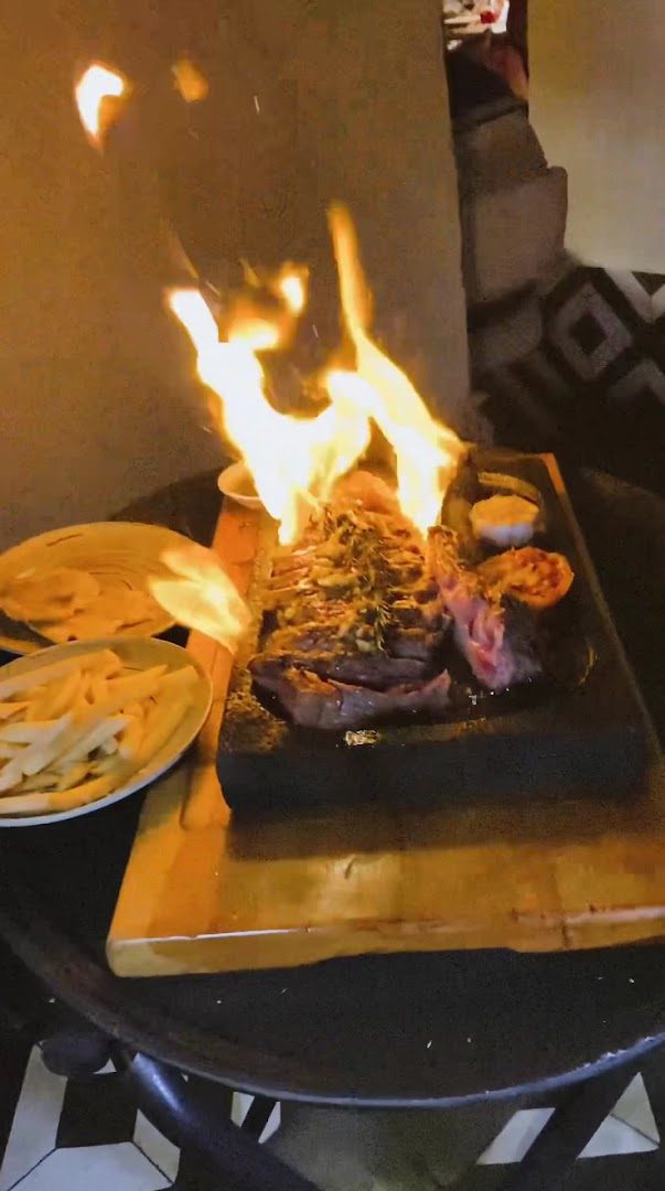 Cinto Cantina Caribe: appetizing food presentation with fire