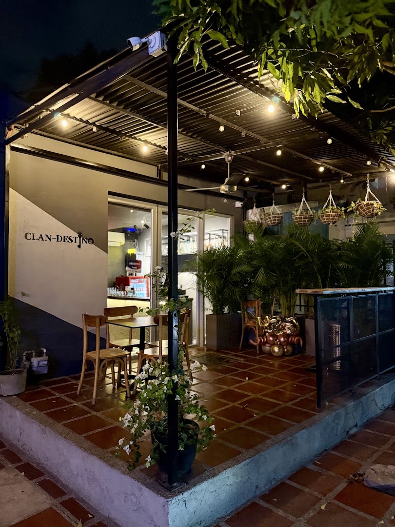 Clan Destino: inviting and clear restaurant exterior