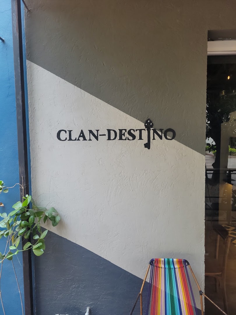 Clan Destino: clear photo of restaurant signage