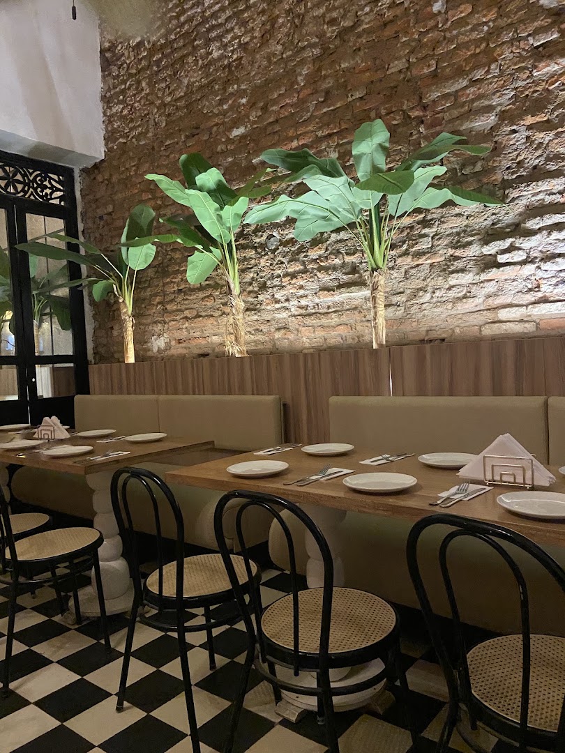La Fresca Trattoria: inviting restaurant interior atmosphere