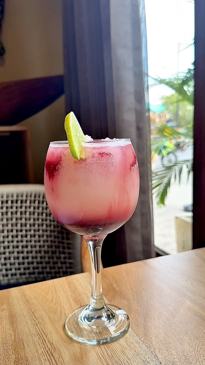 Macarela: appealing, high-quality cocktail photo