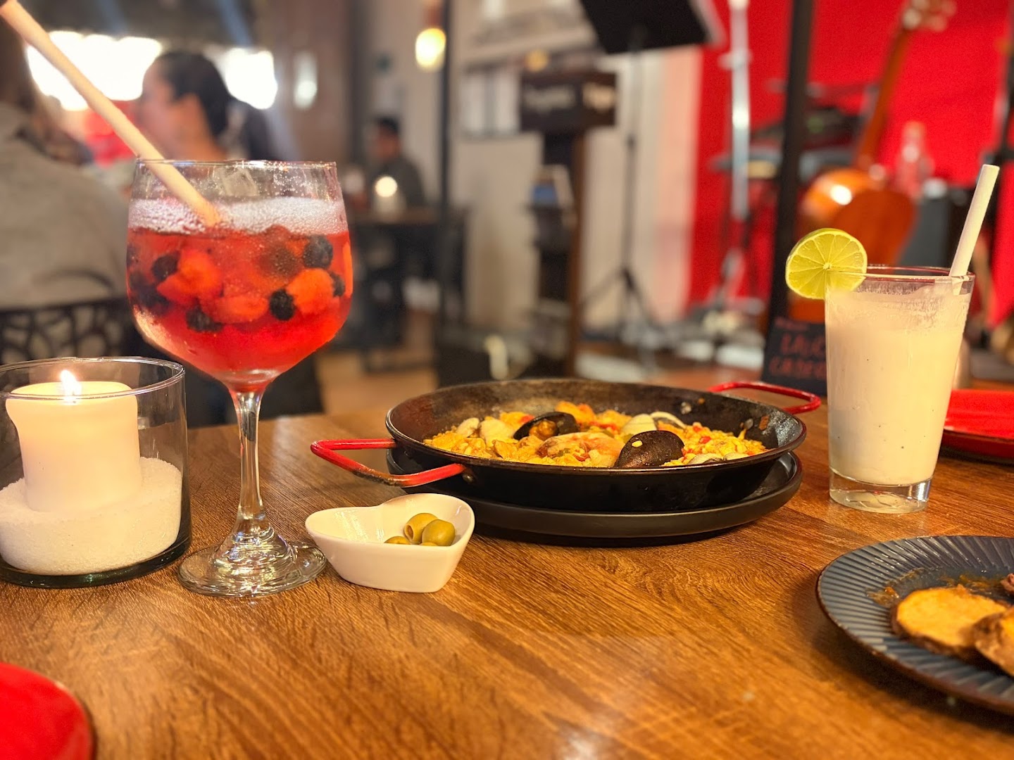 Alma Gitana: appetizing food and drink presentation