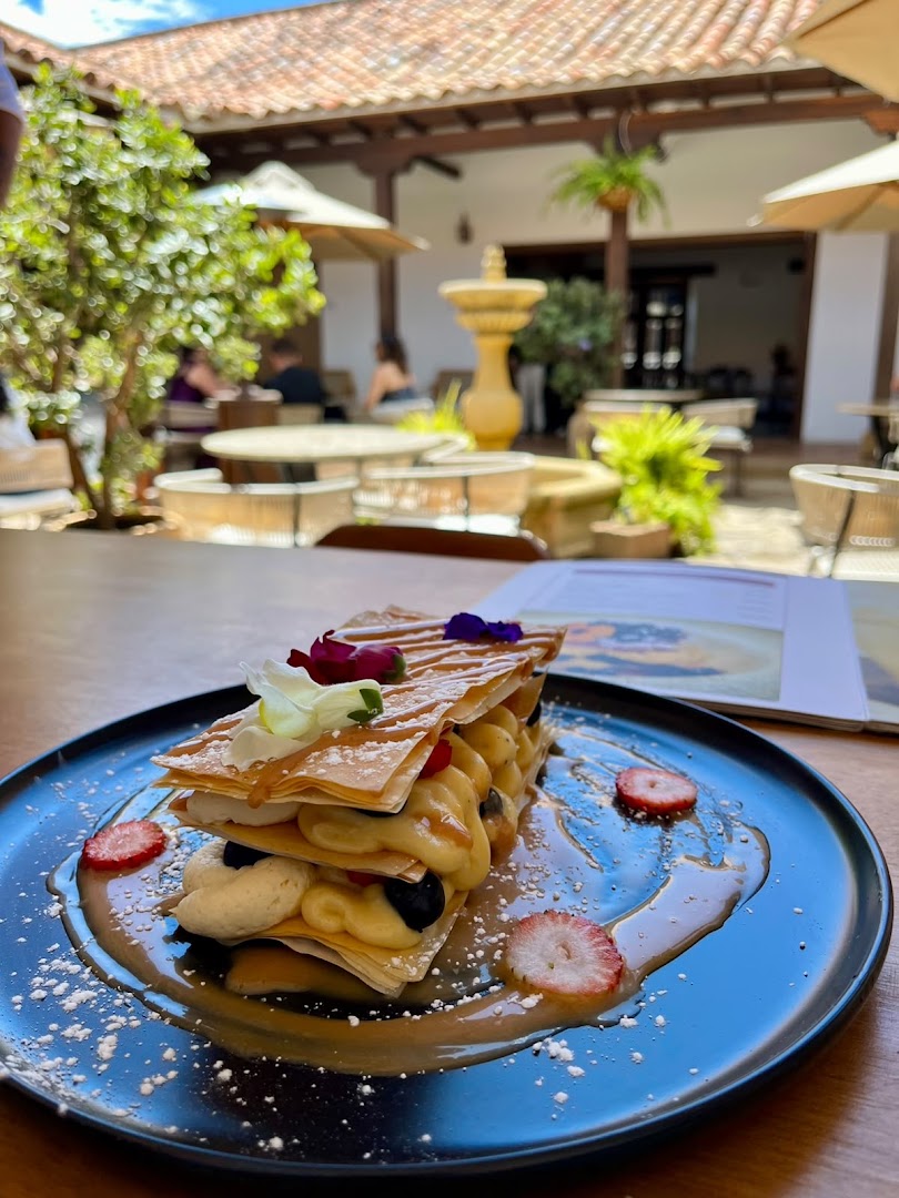 Mercé: appetizing food with nice background