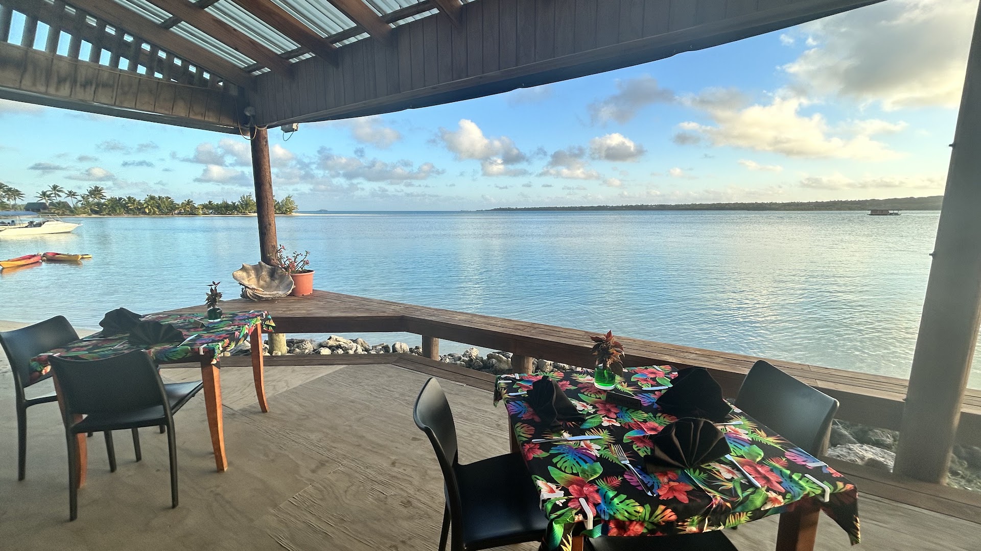 Blue Lagoon Restaurant & Bar: beautiful restaurant terrace with view