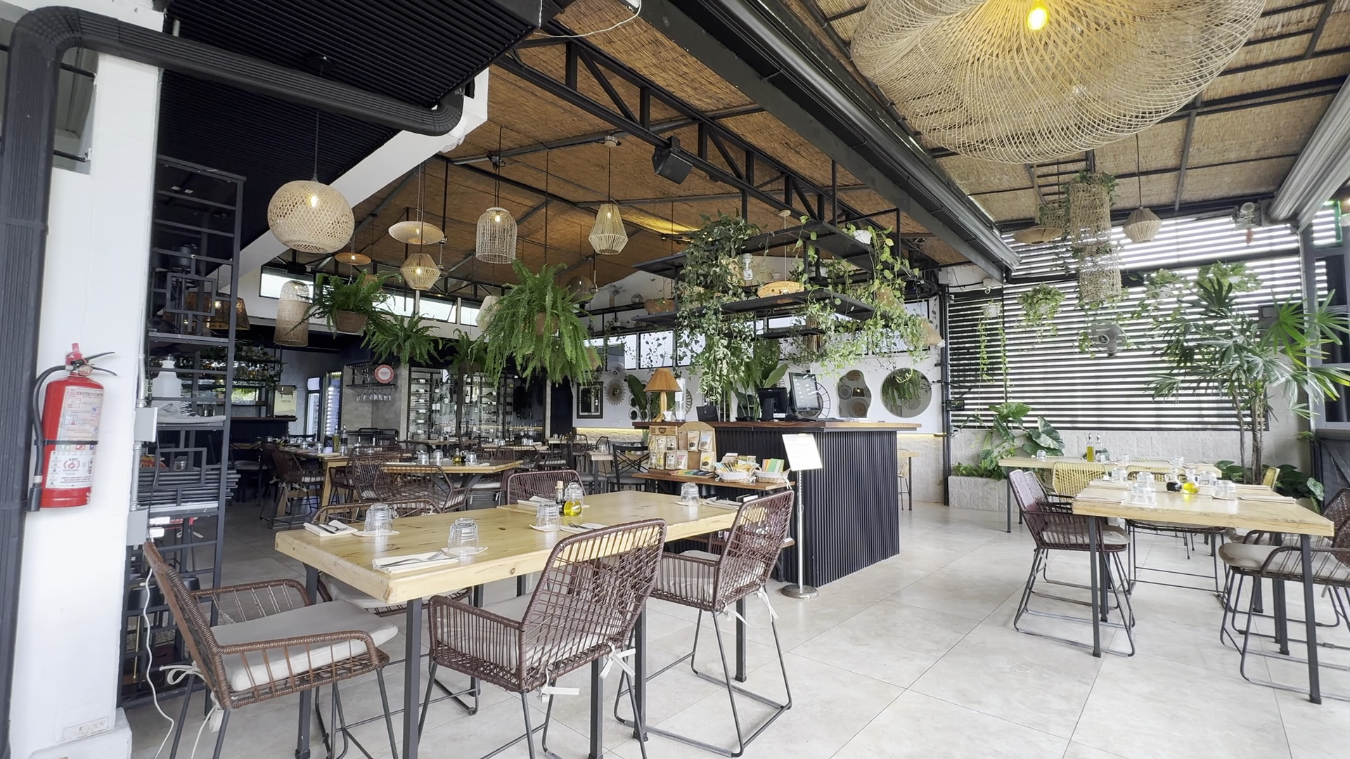 El Chante Verde: clear, inviting restaurant interior shot