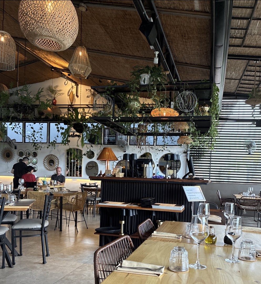 El Chante Verde: inviting atmosphere and professional interior shot