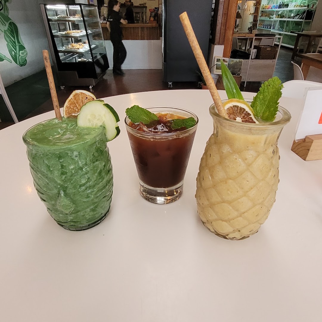Organico Fortuna: appetizing drinks in venue setting