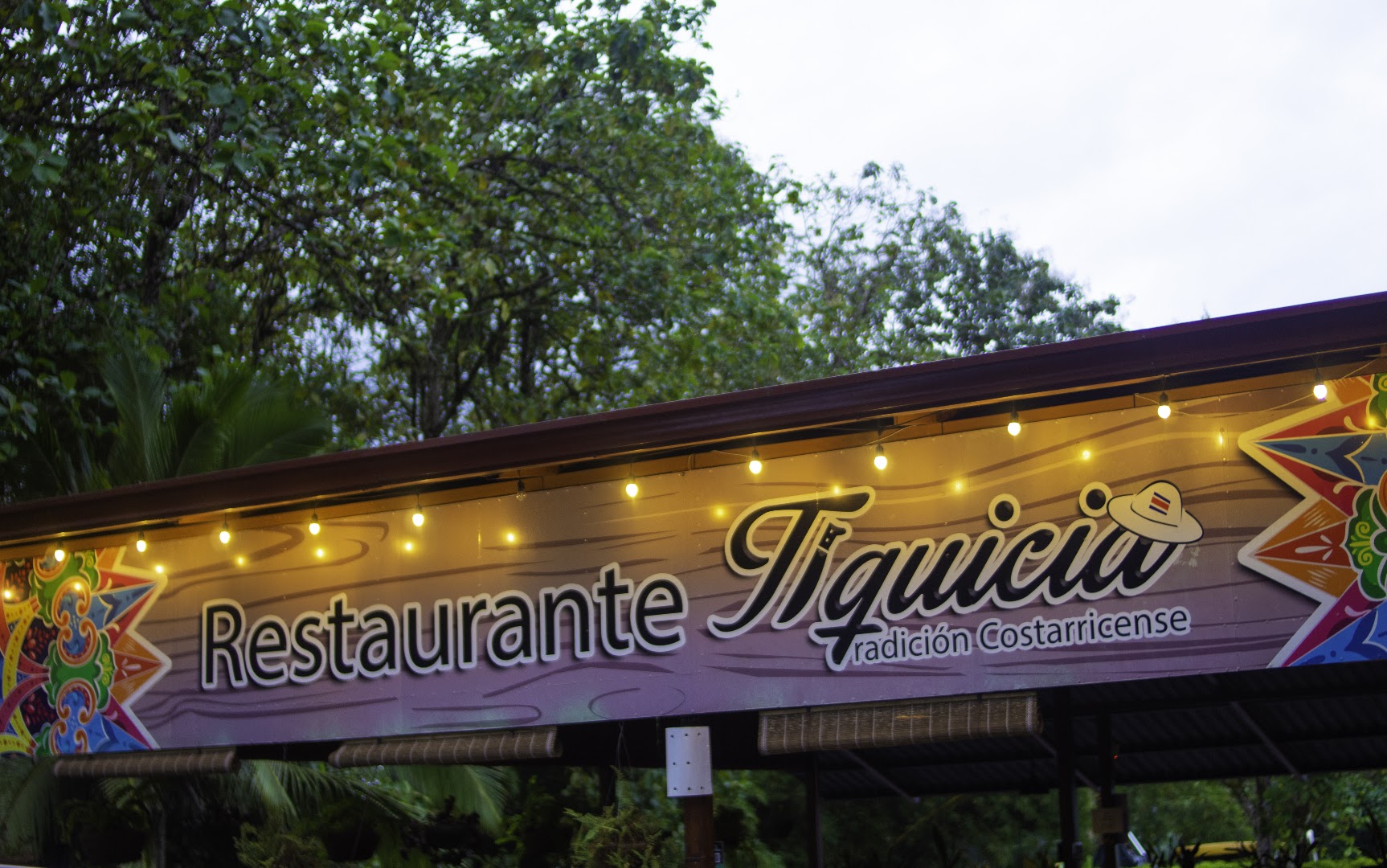 Tiquicia: clear photo of restaurant signage