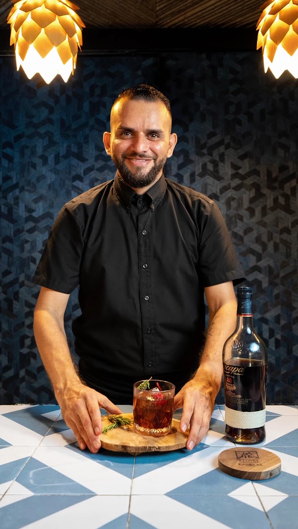 Karolas Restaurant & Bar: professional staff and drink presentation