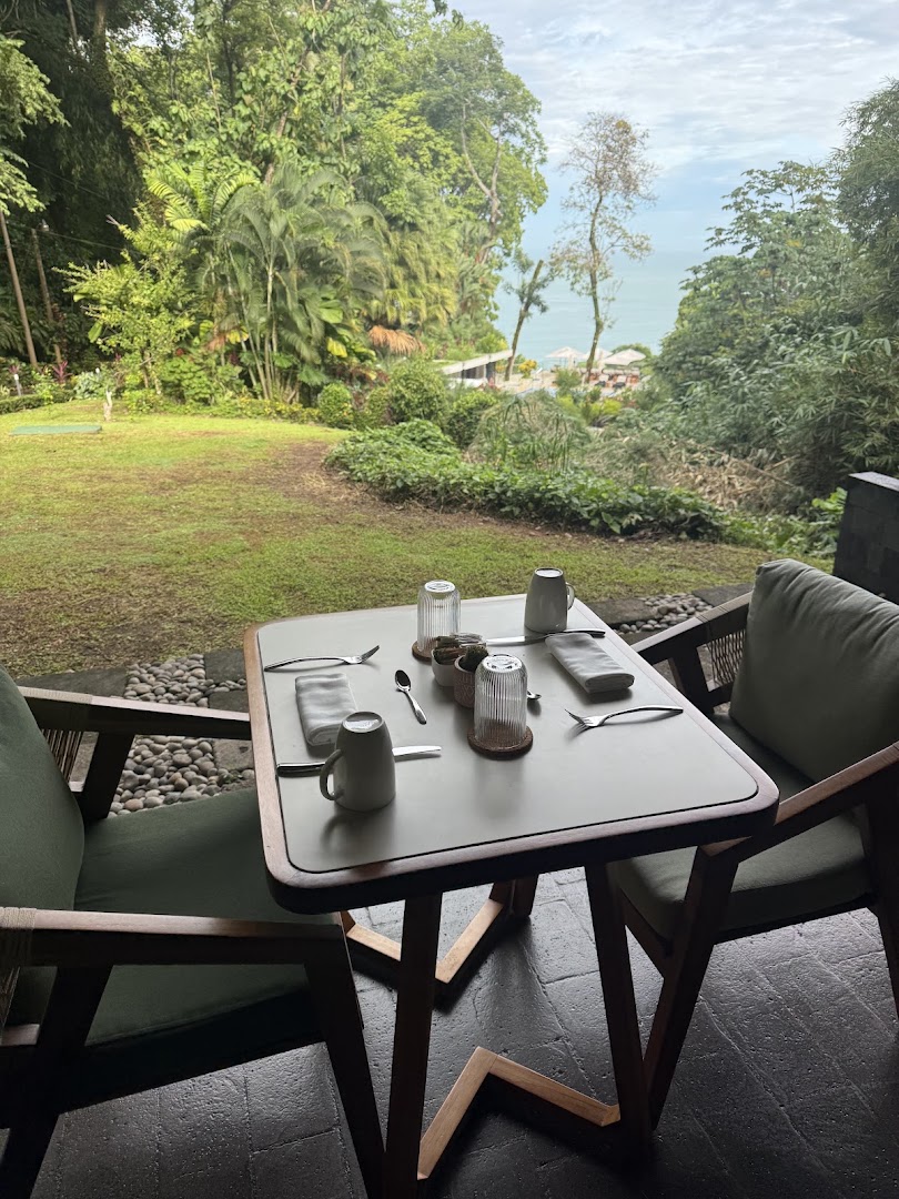 Karolas Restaurant & Bar: inviting restaurant terrace with view