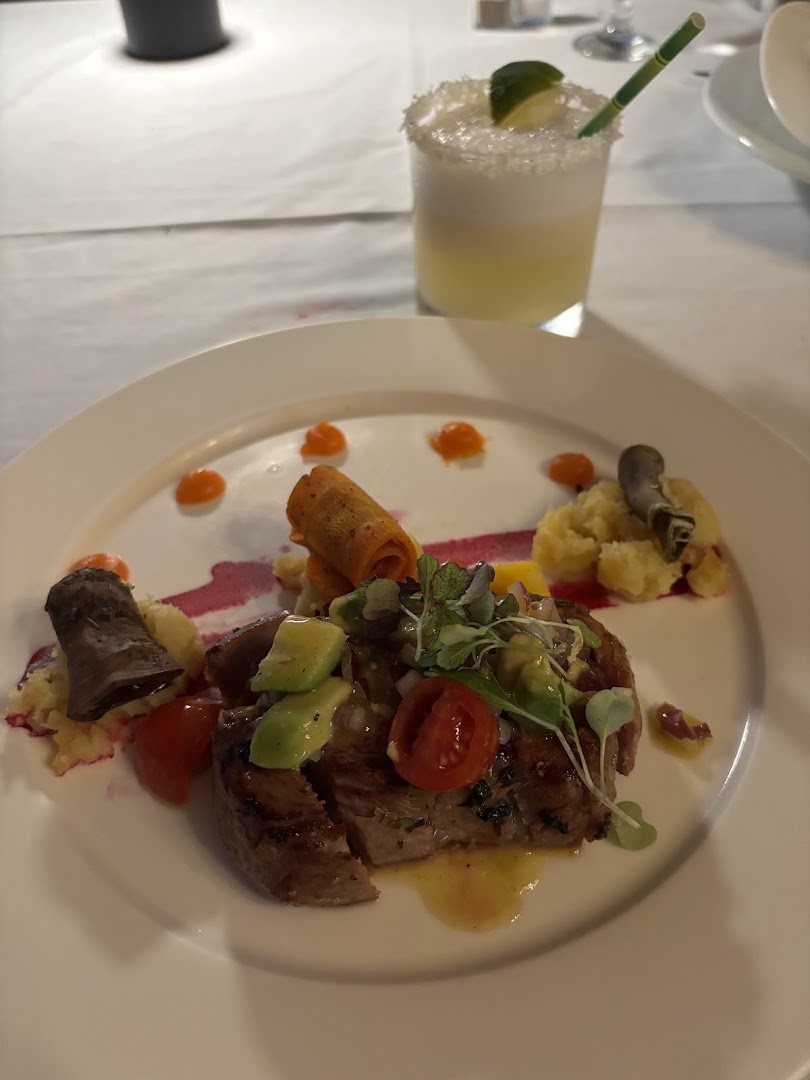 La Luna Restaurant: appetizing food and drink presentation