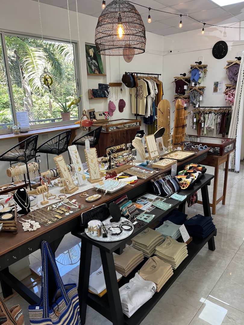 Luna Llena Collectiv: clear, inviting shop interior display