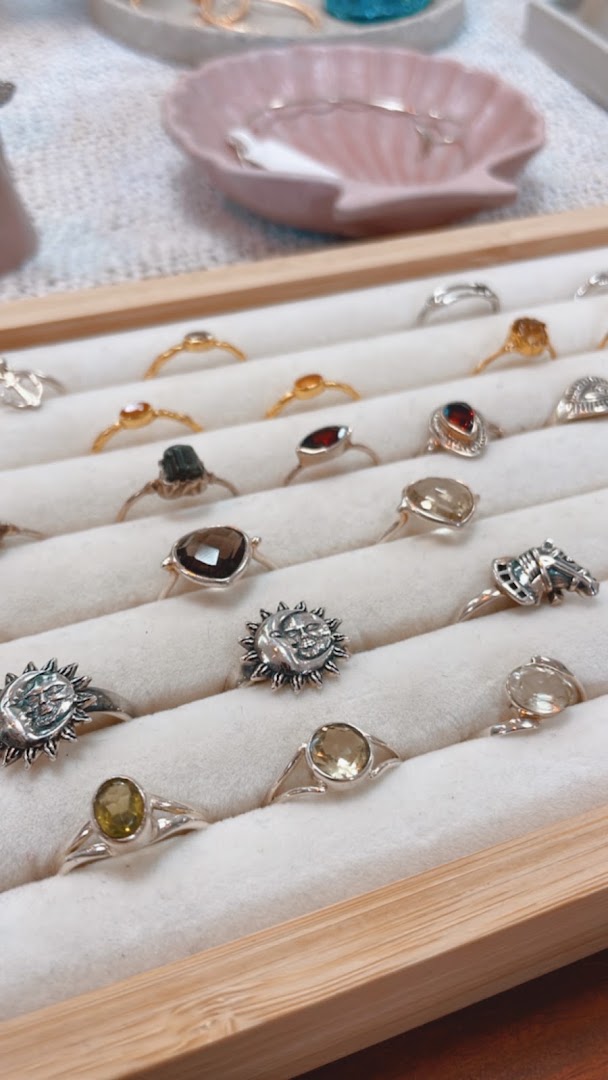 Luna Llena Collectiv: clear display of shop products