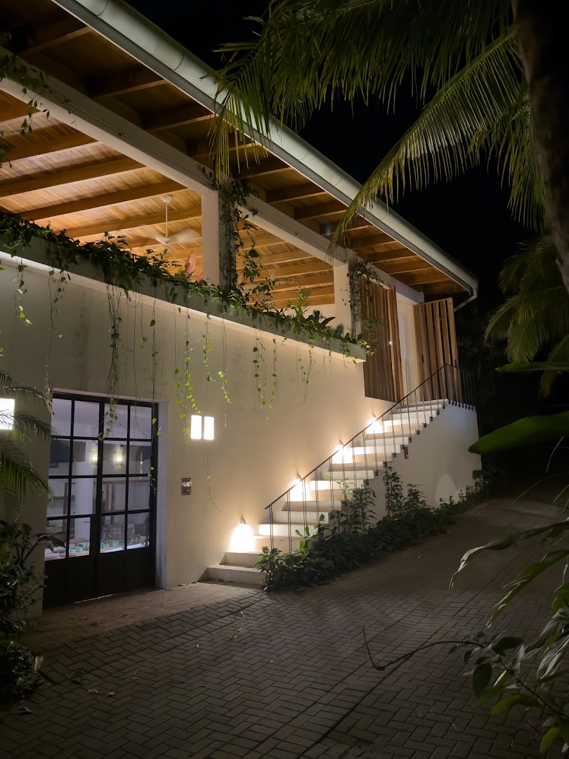encuentro. Nosara: beautifully lit professional venue exterior