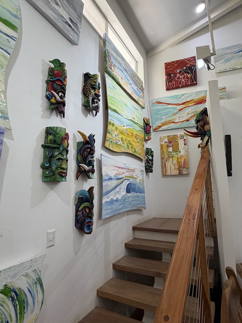 Nosara Art Gallery: gallery collection and interior