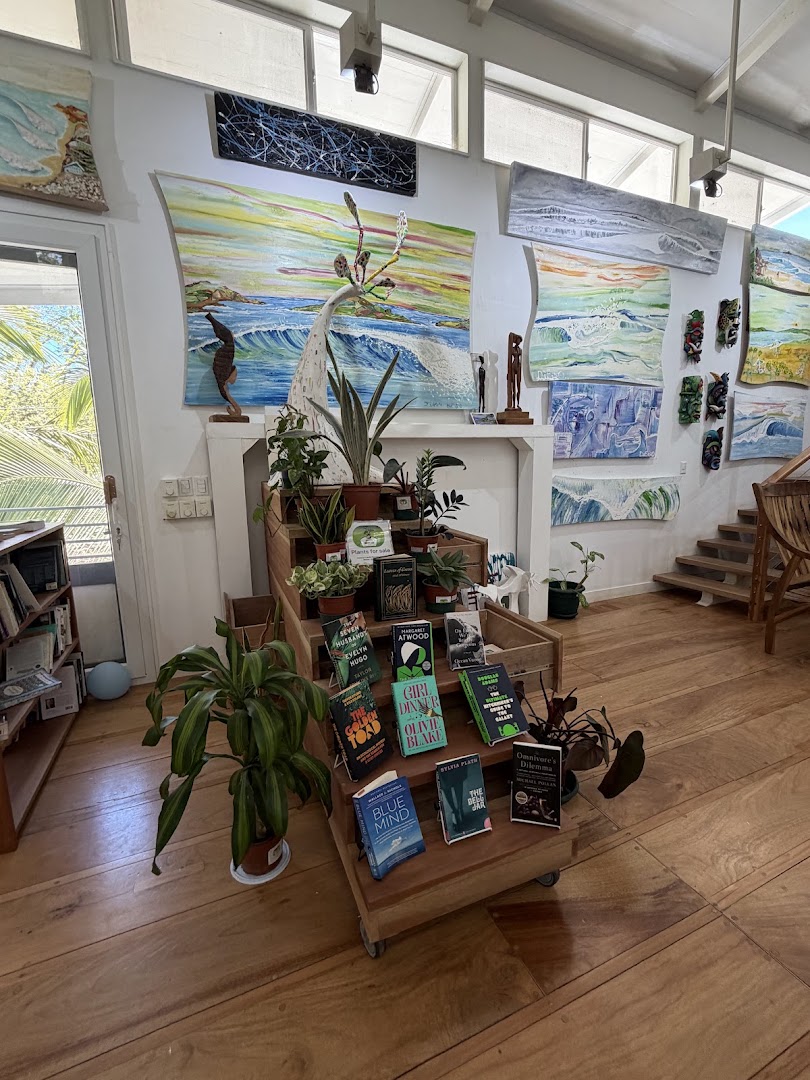 Nosara Art Gallery: gallery interior and collection