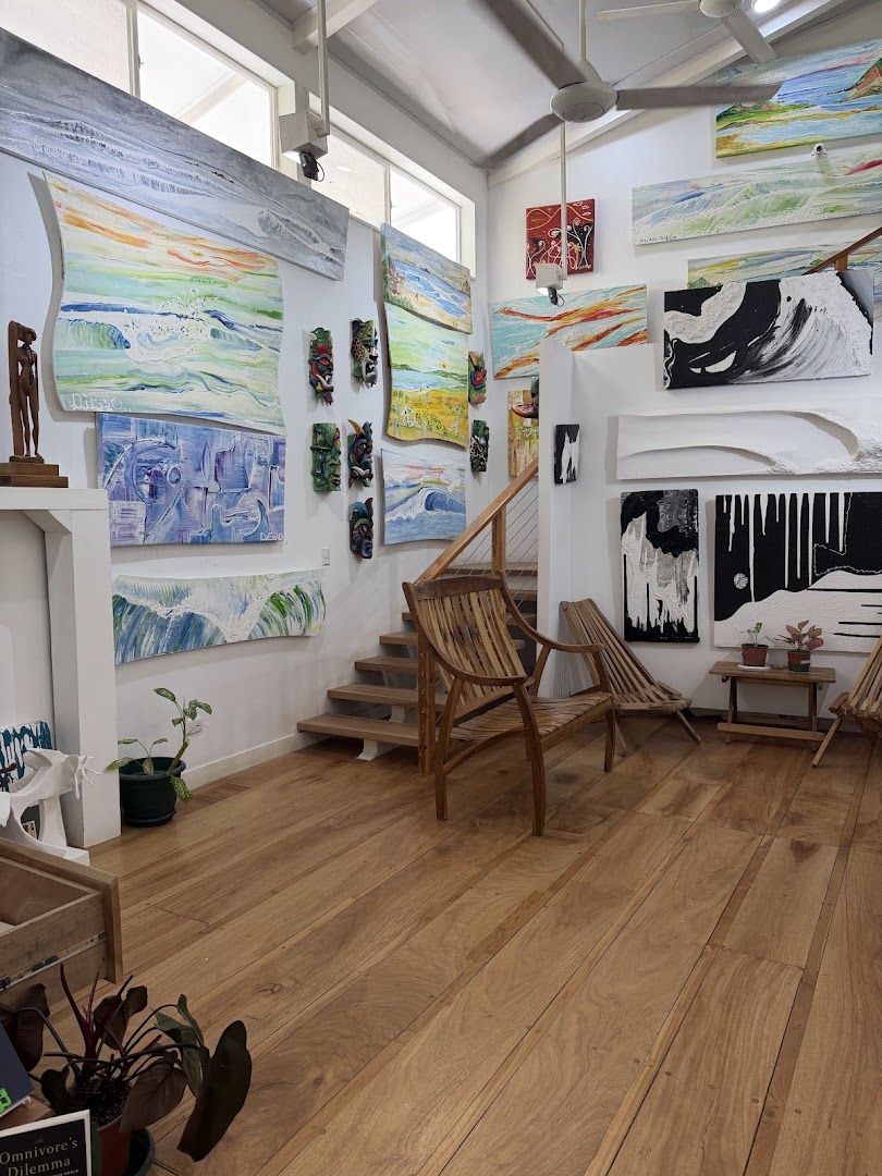 Nosara Art Gallery: clear view of gallery interior