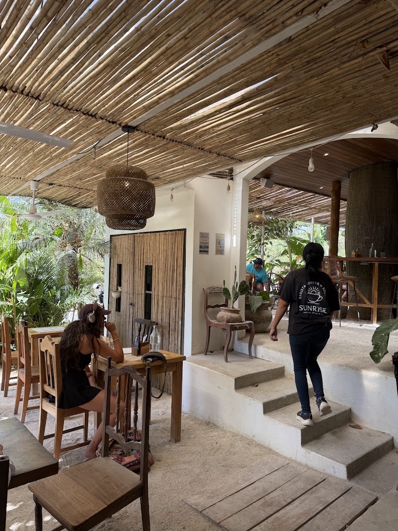 Sunrise Coffee Nosara: inviting atmosphere and clear interior