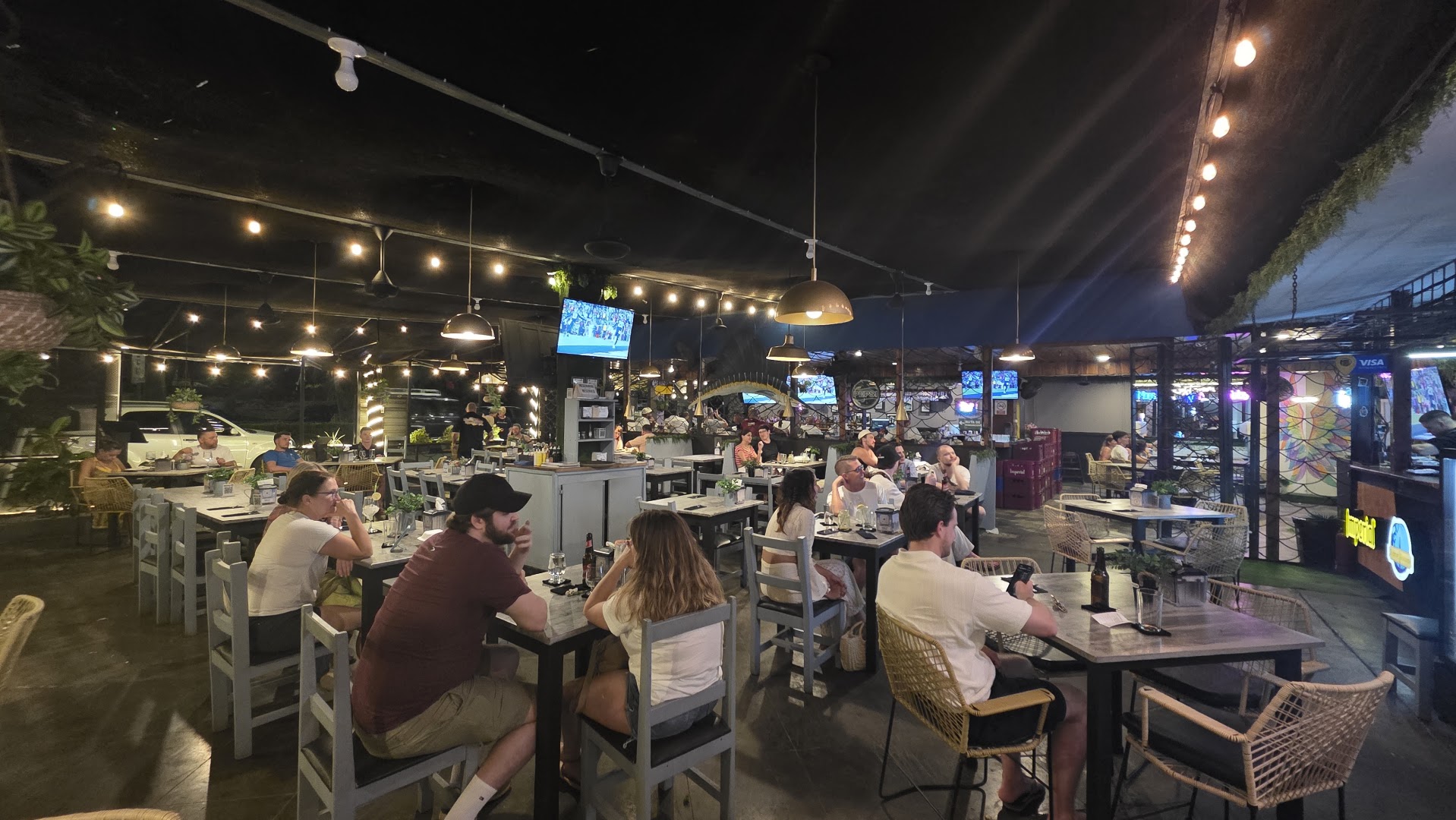 El Gran Escape Restaurant & Bar: inviting restaurant atmosphere